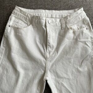 Woman’s White Flared jeans w/30 l/32 in gently used condition